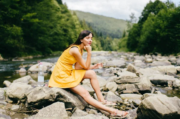 Mujer Joven Con Vaso Agua Orilla Del Río — Foto de Stock