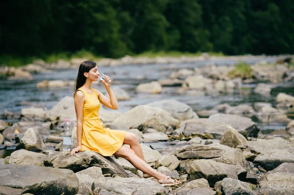 Jeune Femme Eau Potable Bord Rivière Avec Des Pierres Sur — Photo