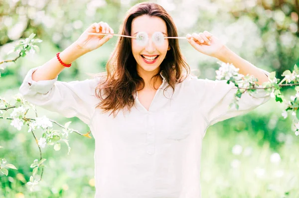 Dandelions Bahar Çiçek Bahçesinde Olan Kadın Portresi — Stok fotoğraf