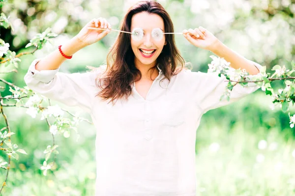 dandelions bahar çiçek bahçesinde olan kadın portresi