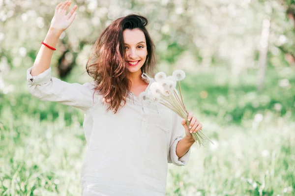 dandelions bahar çiçek bahçesinde olan kadın portresi