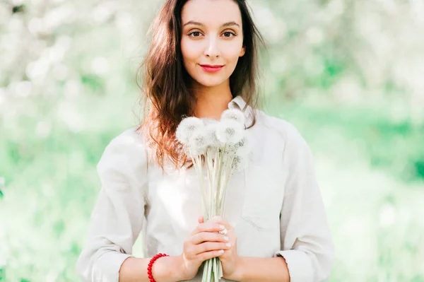Dandelions Bahar Çiçek Bahçesinde Olan Kadın Portresi — Stok fotoğraf