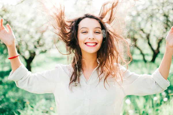 bahar çiçek bahçesinde ihale kadın portresi