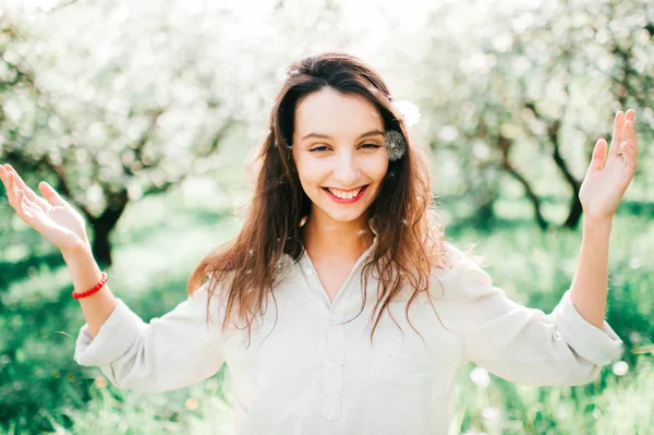 Bahar Çiçek Bahçesinde Ihale Kadın Portresi — Stok fotoğraf