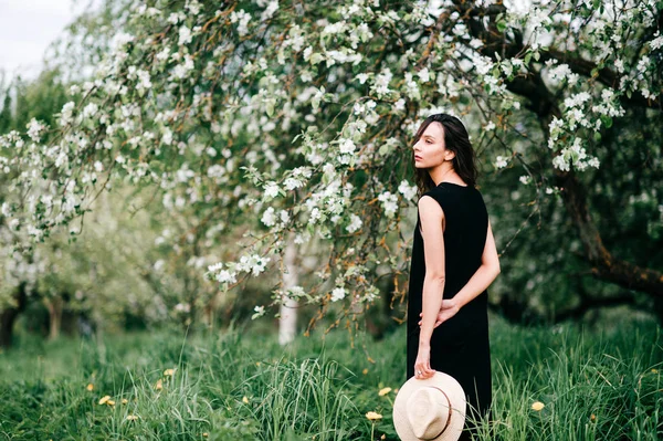 Jovem Morena Com Chapéu Posando Jardim Florescendo Primavera — Fotografia de Stock