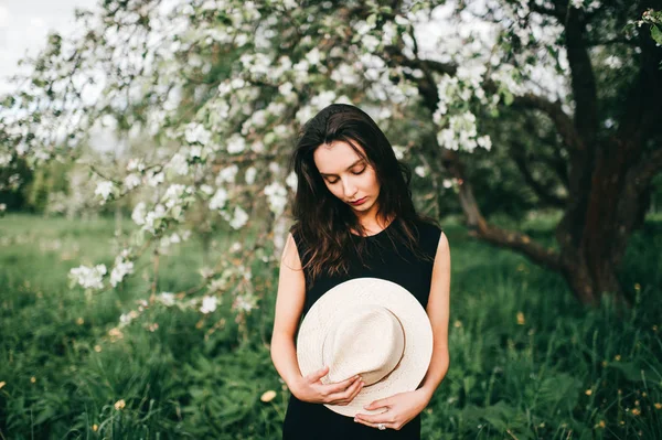 Jeune Femme Brune Avec Chapeau Posant Printemps Floraison Jardin — Photo