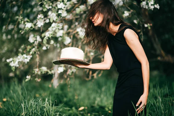 Jeune Femme Brune Avec Chapeau Posant Printemps Floraison Jardin — Photo