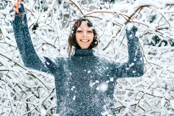 Porträtt Vacker Kvinna Vinter Skog — Stockfoto