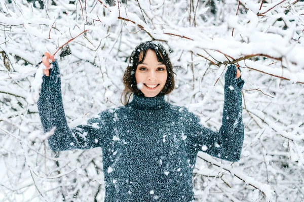 冬の森の美しい女性の肖像画 — ストック写真