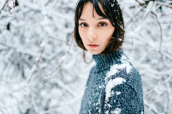 Portrét Krásné Ženy Zimním Lese — Stock fotografie