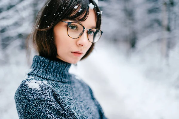 Портрет Красивой Женщины Зимнем Лесу — стоковое фото