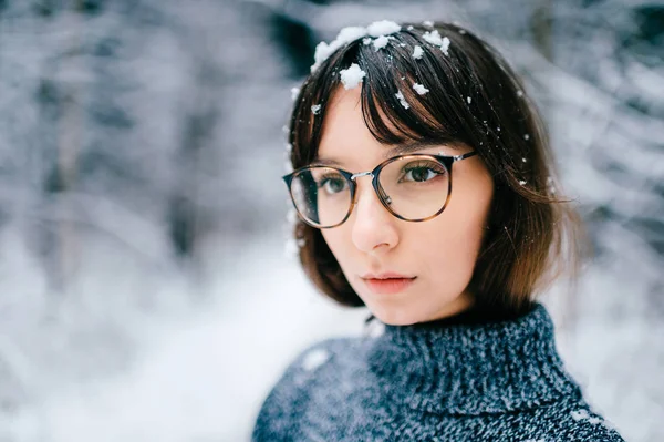 Портрет Красивої Жінки Зимовому Лісі — стокове фото