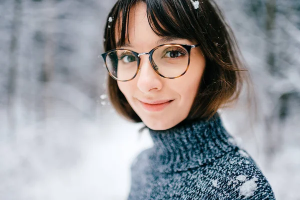 Portrét Krásné Ženy Zimním Lese — Stock fotografie