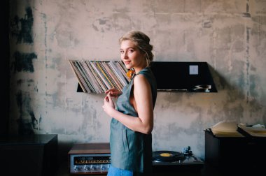 Yaşlı genç güzel kadın portresi retro Cafe gramofon ile hazır giyim moda