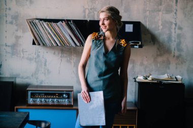 retro kafe gramofon içinde vinil birlikte eski moda giyim genç güzel kadın