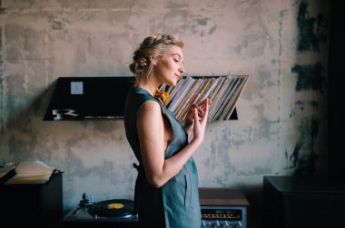 Yaşlı genç güzel kadın portresi retro Cafe gramofon ile hazır giyim moda