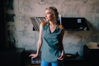 Yaşlı genç güzel kadın portresi retro Cafe gramofon ile hazır giyim moda