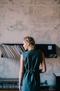 Genç güzel kadın eski retro Cafe gramofon ile hazır giyim moda