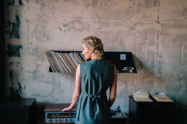 Genç güzel kadın eski retro Cafe gramofon ile hazır giyim moda