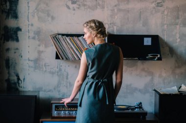 Genç güzel kadın eski retro Cafe gramofon ile hazır giyim moda