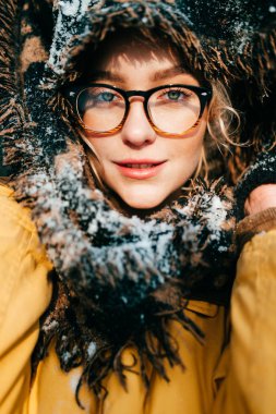Kış gözlük güzel kadın portresi