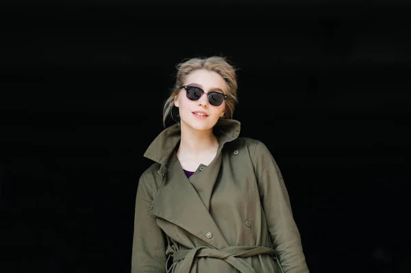 Retrato Jovem Mulher Loira Casaco Elegante Óculos Sol Fundo Preto — Fotografia de Stock