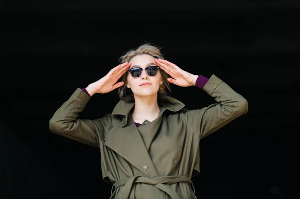 Retrato Jovem Mulher Loira Casaco Elegante Óculos Sol Fundo Preto — Fotografia de Stock