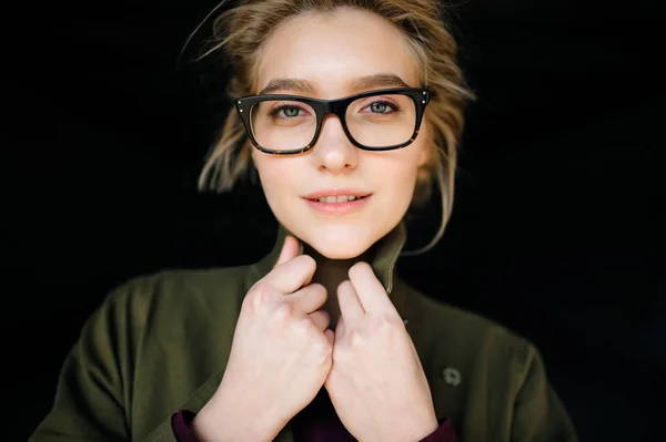 Portrét Mladé Blond Ženy Stylovém Kabátě Černém Pozadí — Stock fotografie