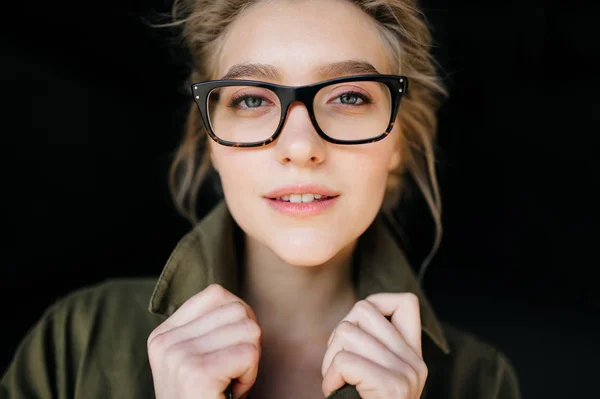 Retrato Jovem Loira Mulher Casaco Elegante Fundo Preto — Fotografia de Stock