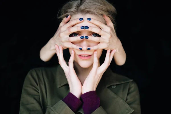 Retrato Conceptual Mujer Joven Con Las Manos Cara Sobre Fondo — Foto de Stock