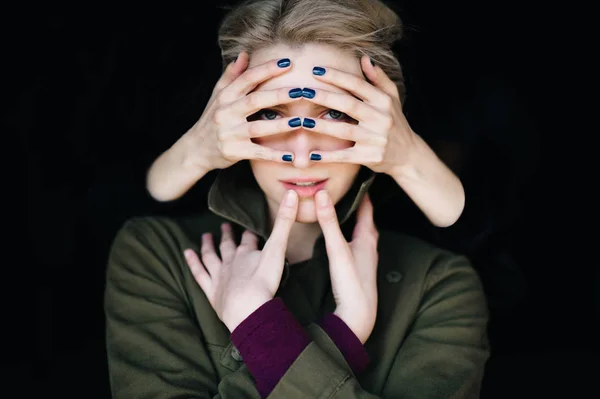 Retrato Conceptual Mujer Joven Con Las Manos Cara Sobre Fondo — Foto de Stock