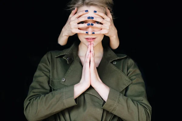 Retrato Conceitual Jovem Com Mãos Rosto Sobre Fundo Preto — Fotografia de Stock