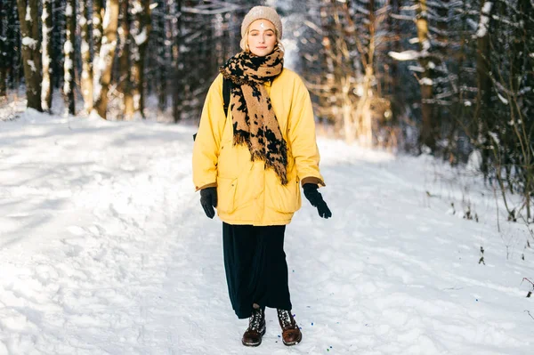 Mooie Jonge Vrouw Met Gele Vacht Winter Besneeuwde Forest — Stockfoto