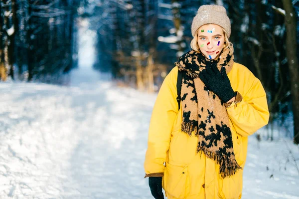 Retrato Mulher Bonita Com Cachecol Floresta Inverno — Fotografia de Stock