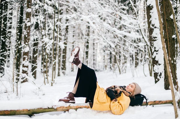 Όμορφη Νεαρή Γυναίκα Κίτρινο Παλτό Χειμώνα Χιονισμένο Δάσος — Φωτογραφία Αρχείου