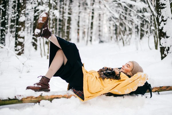 Gyönyörű Fiatal Sárga Kabátot Téli Havas Erdőben — Stock Fotó