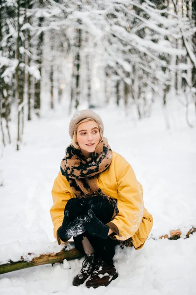 Bela Jovem Mulher Casaco Amarelo Inverno Floresta Nevada — Fotografia de Stock