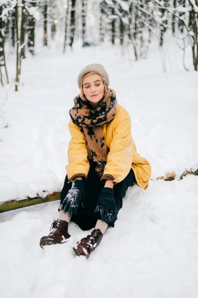 Красивая Молодая Женщина Желтом Пальто Зимнем Снежном Лесу — стоковое фото