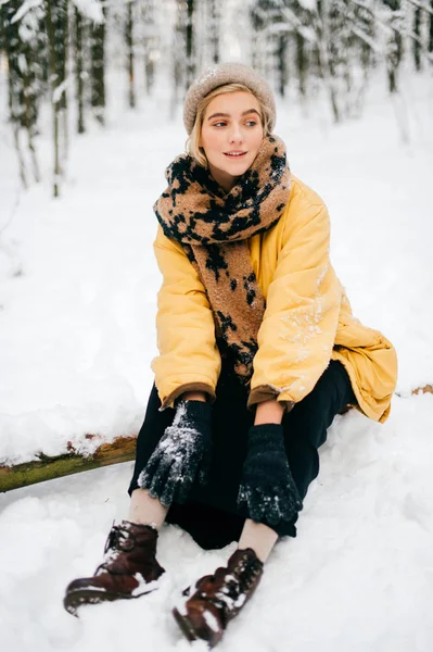 Piękna Młoda Kobieta Żółtym Fartuchu Lesie Zima Śnieg — Zdjęcie stockowe
