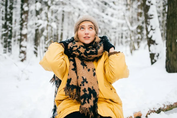 Porträtt Vacker Kvinna Med Halsduk Vinter Skog — Stockfoto