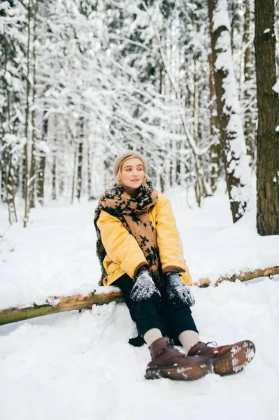 Mooie Jonge Vrouw Met Gele Vacht Winter Besneeuwde Forest — Stockfoto