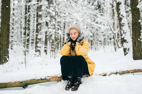 Красива Молода Жінка Жовтому Пальто Зимовому Сніжному Лісі — стокове фото