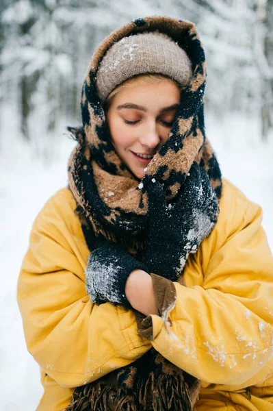 Портрет Красивої Жінки Шарфом Зимовому Лісі — стокове фото