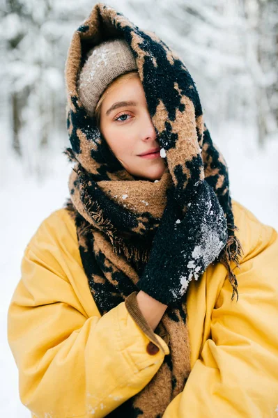 Portret Van Mooie Vrouw Met Sjaal Winter Forest — Stockfoto
