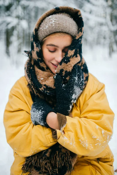 Портрет Красивой Женщины Шарфом Зимнем Лесу — стоковое фото