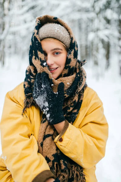 Portrait Belle Femme Avec Écharpe Dans Forêt Hiver — Photo