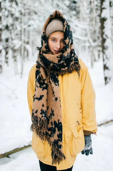 Портрет Красивой Женщины Шарфом Зимнем Лесу — стоковое фото