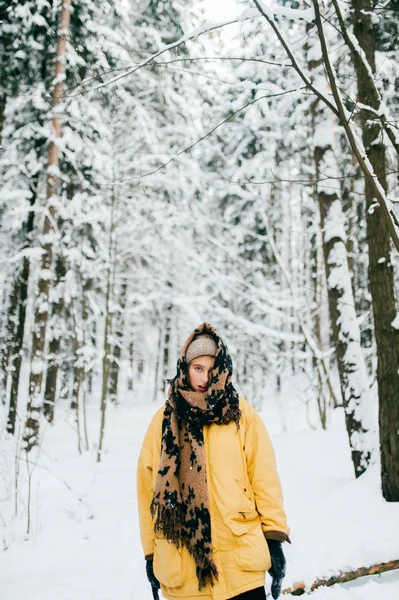 Ritratto Bella Donna Con Sciarpa Nella Foresta Invernale — Foto Stock