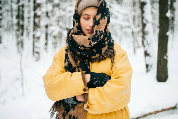 Portrét Krásné Ženy Šátkem Zimě Lese — Stock fotografie