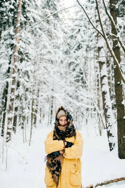 Retrato Mulher Bonita Com Cachecol Floresta Inverno — Fotografia de Stock